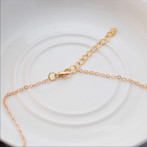 Trendy Simple Gold Heart Necklace - Picture 4 of 8